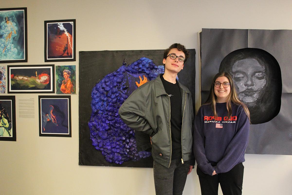 学生 stand in front of artwork